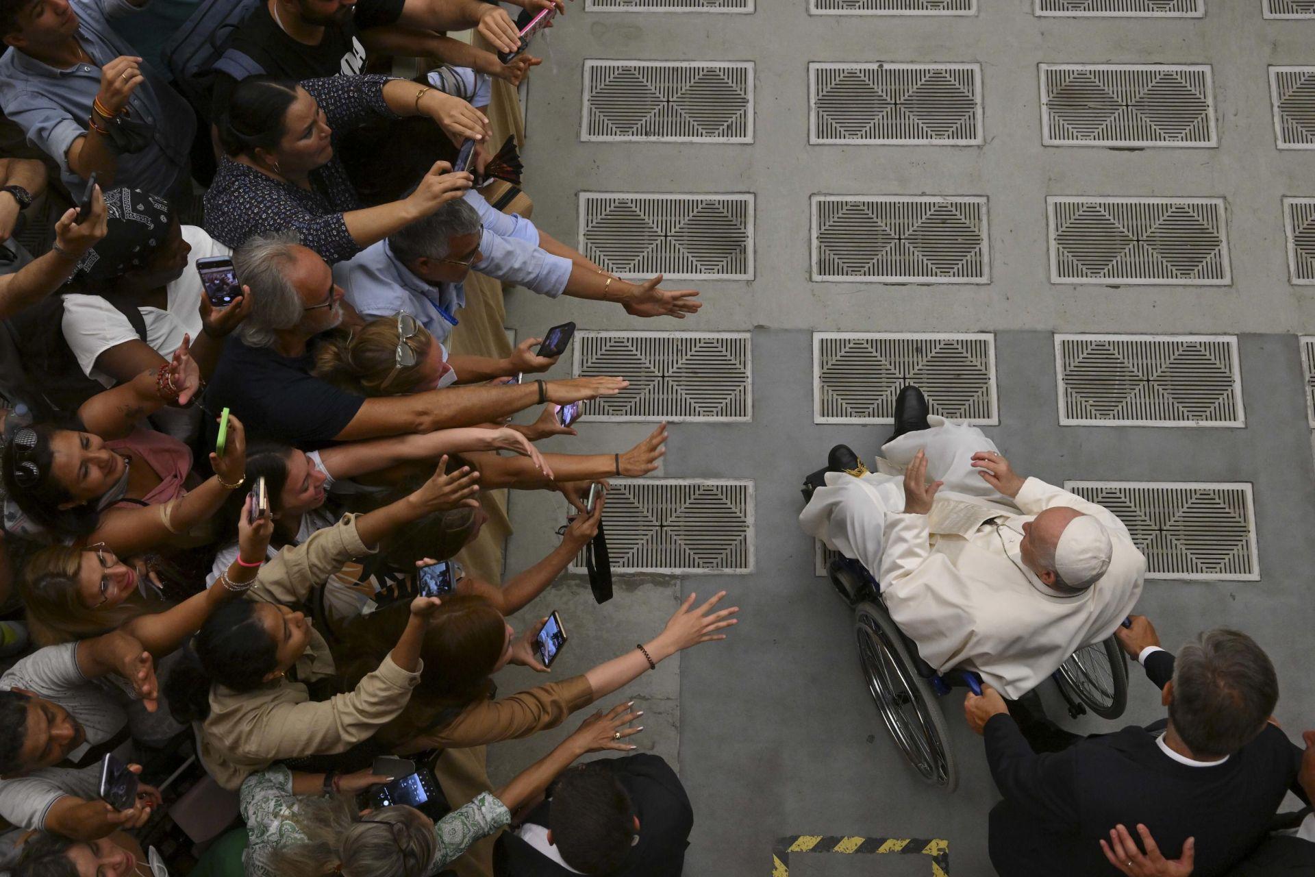 La multitud saluda al papa Francisco durante la audiencia papal general semanal en el Aula Paolo VI del Vaticano, el 17 de agosto de 2022.