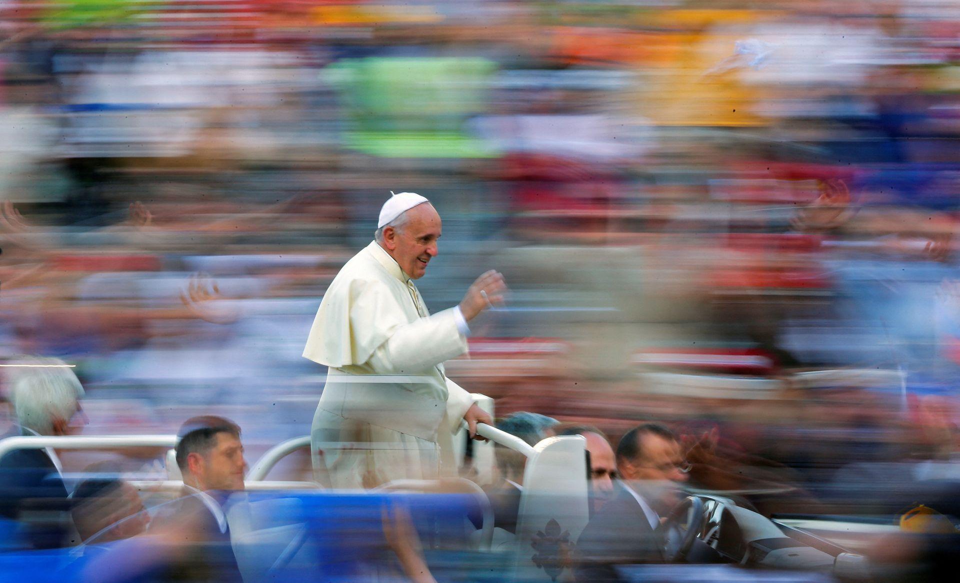 El papa Francisco saluda mientras dirige una audiencia especial para miembros del CSI (centros deportivos italianos) en la Plaza de San Pedro en el Vaticano el 7 de junio de 2014.