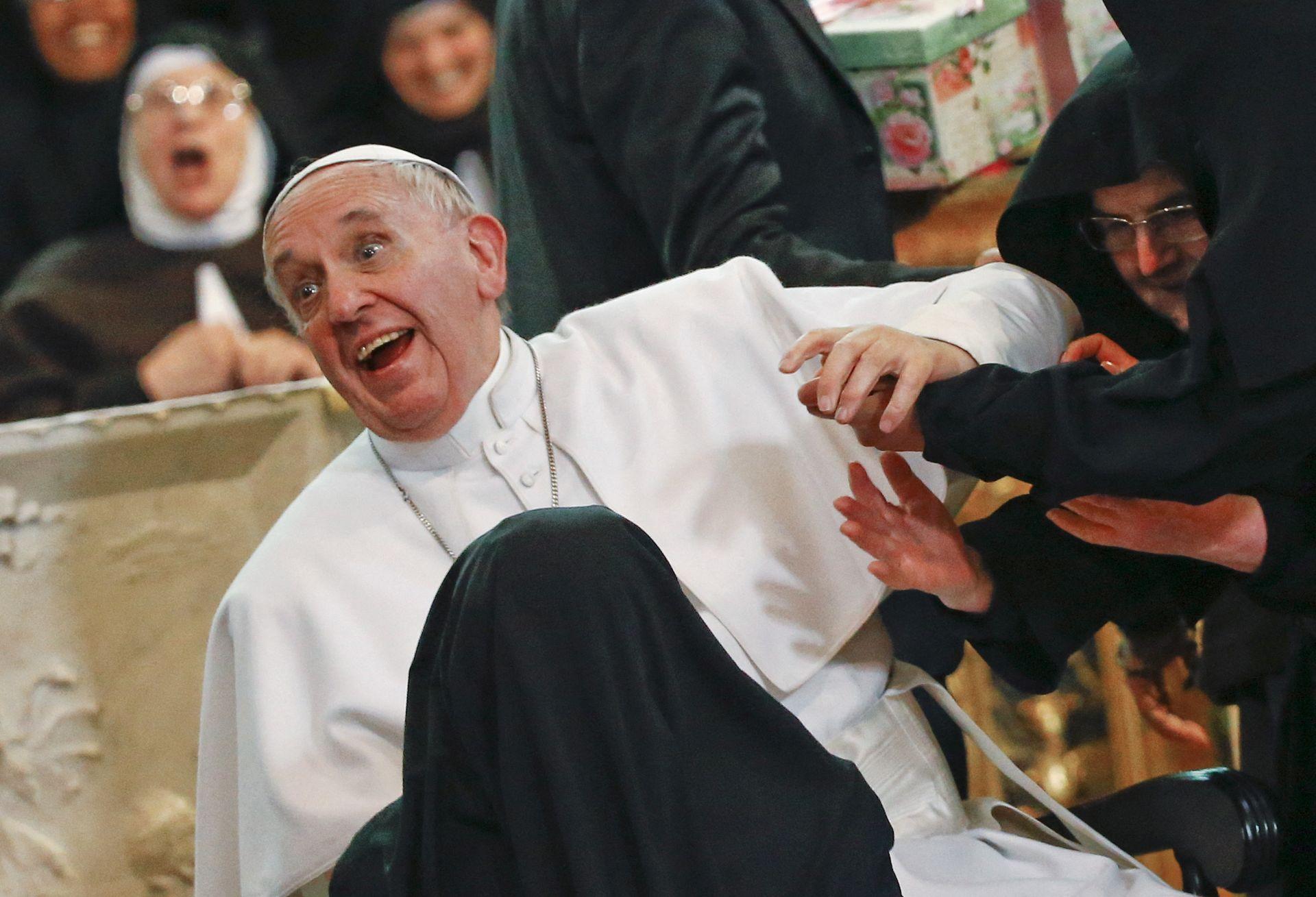 El papa Francisco reacciona al ser recibido por monjas de clausura en el Duomo durante su visita pastoral a Nápoles, el 21 de marzo de 2015.