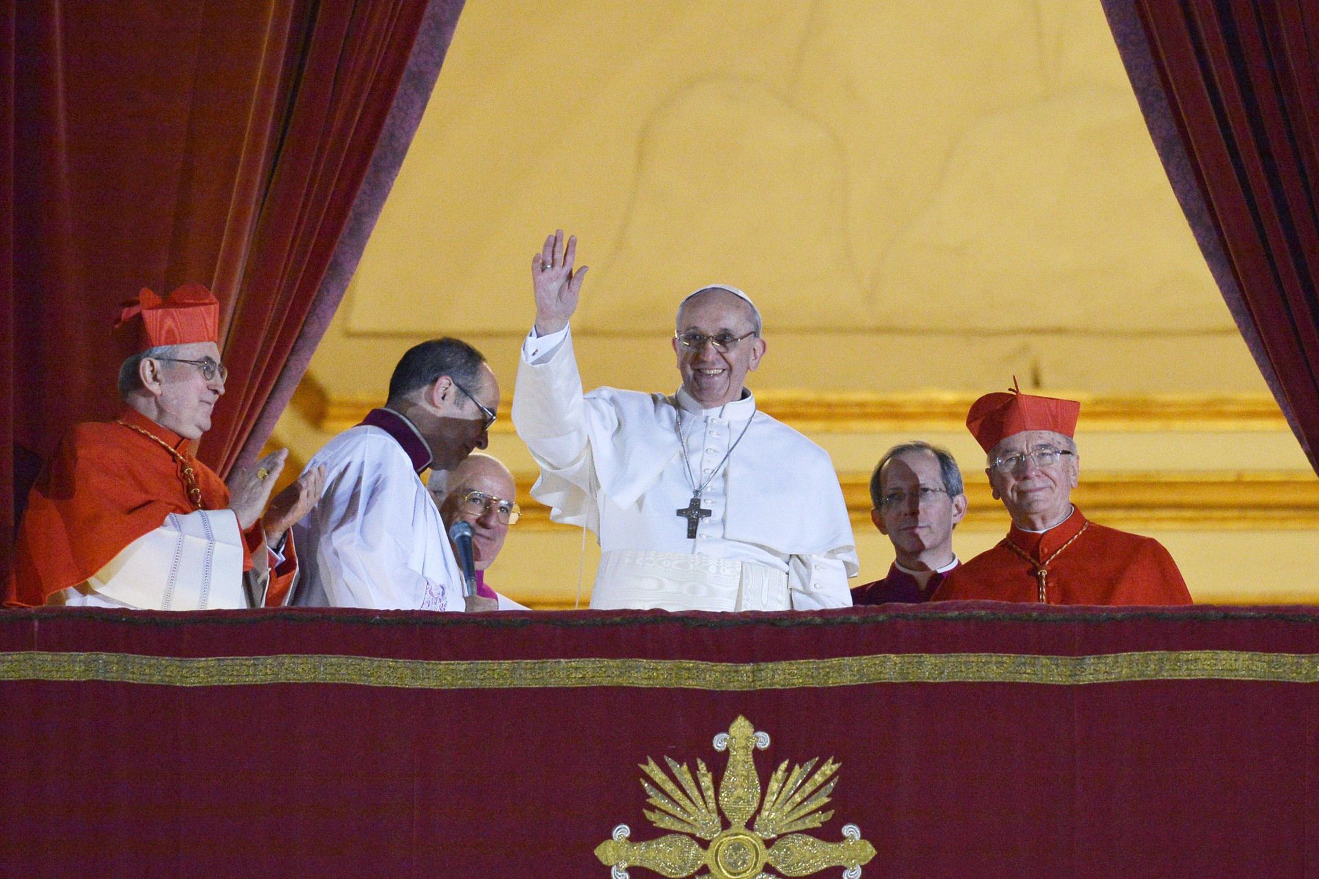El papa saluda desde la ventana del balcón de la Basílica de San Pedro después de ser elegido el 266º Papa de la Iglesia Católica Romana el 13 de marzo de 2013 en el Vaticano.