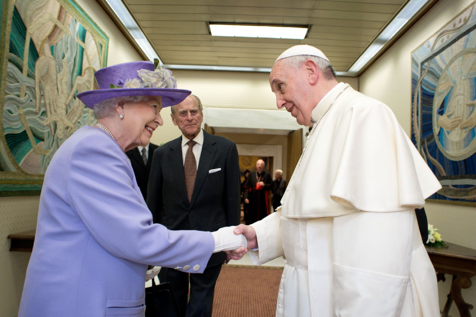 La reina Isabel II de Gran Bretaña (izq.), acompañada de su esposo, el duque de Edimburgo, el príncipe Felipe (centro), mientras saluda al papa Francisco en el Vaticano, el 3 de abril de 2014. La reina Isabel II de Gran Bretaña voló a Roma el 3 de abril para reunirse con el papa Francisco por primera vez en una visita que también representa el primer viaje al extranjero de la monarca de 87 años desde 2011.