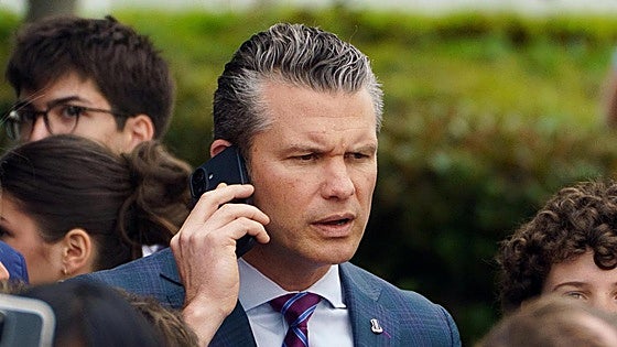 Trump reafirma en su cargo al polémico jefe del Pentágono