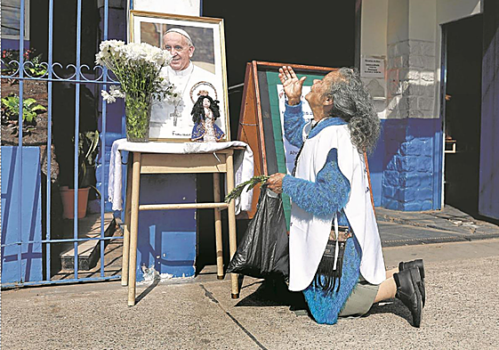 Las muestras de dolor y cariño se sucedieron por todo el país, donde se han decretado siete días de luto.