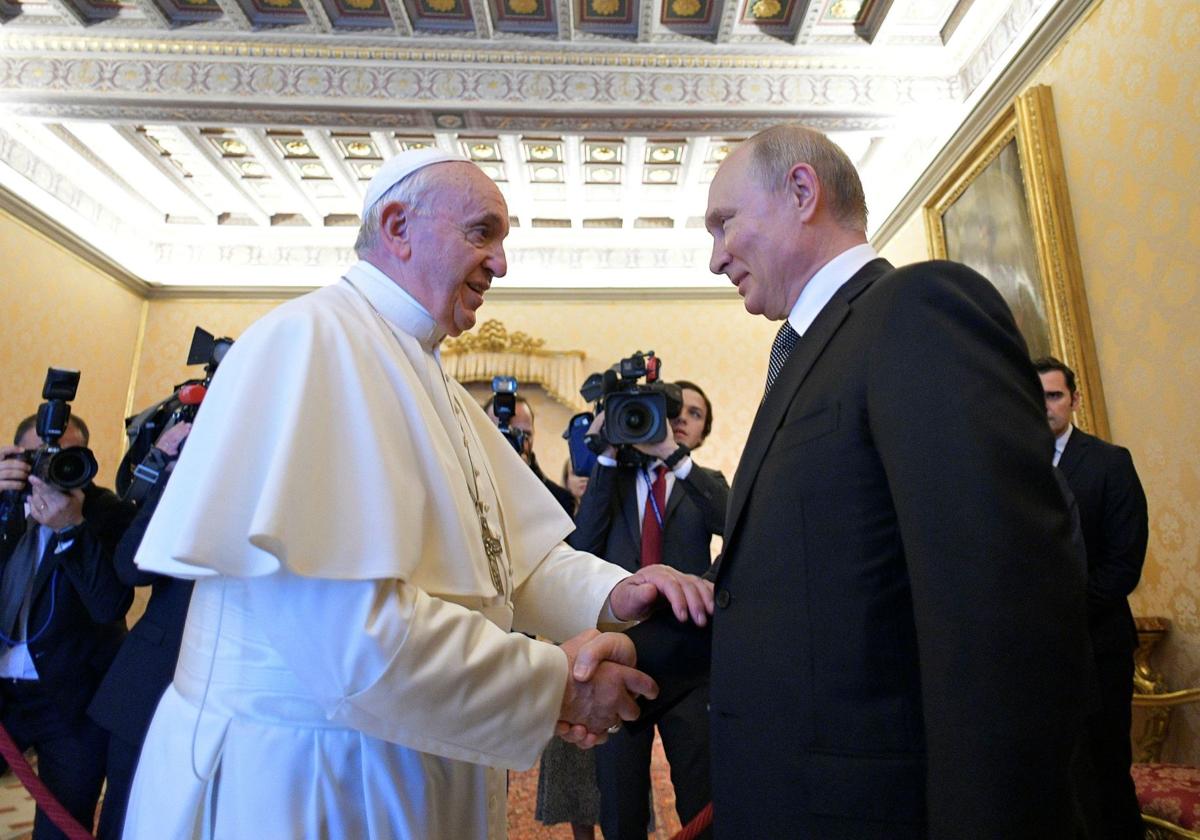 Putin elogia al Papa que le recibió tres veces en el Vaticano: «Era un defensor de la Justicia»