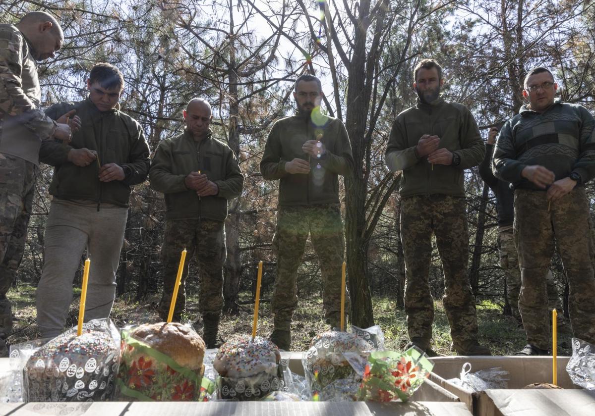 Militares ucranianos celebran este domingo la Pascua junto a sus posiciones en la región de Dnipropetrovsk.
