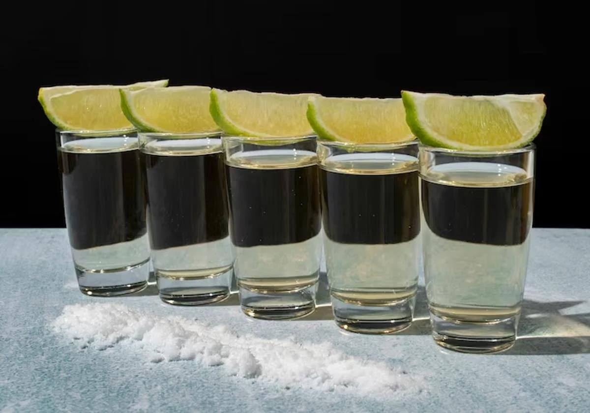 Chupitos a 50 céntimos a cambio de descargas eléctricas: la polémica oferta de un pub de Oviedo