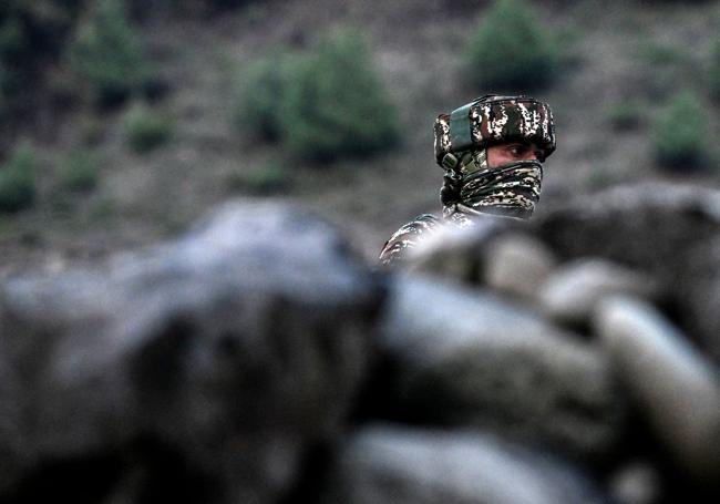 Las fuerzas de seguridad indias se han desplegado por la zona para dar caza a los terroristas.