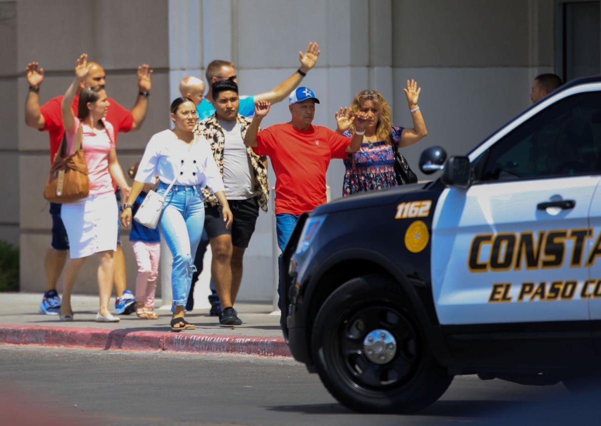 Imagen secundaria 1 - La ciudad de El Paso vivió tras la masacre unos días de tensión y profunda tristeza.