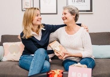 El clásico que nunca falla: aquí tienes los perfumes más regalados para el Día de la Madre
