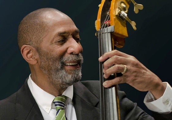 El músico de jazz Ron Carter ejecuta el contrabajo.
