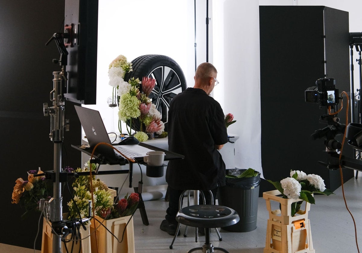 Las flores animadas de Hultman y Suvorova inundan el Space de Polestar en Barcelona con motivo de Sant Jordi