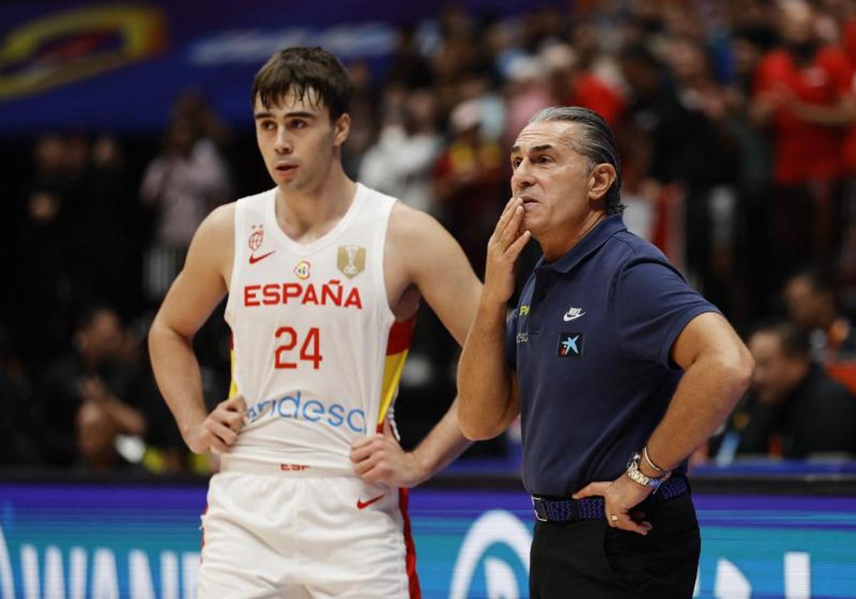 Sergio Scariolo, con el base Juan Núñez durant el Mundial 2023.