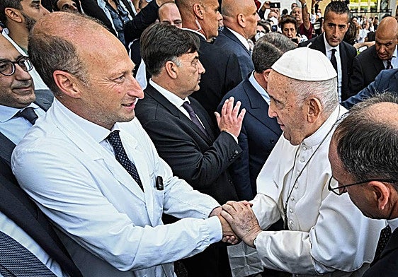 Francisco agradece a Sergio Alfieri sus atenciones tras una operación en junio de 2023