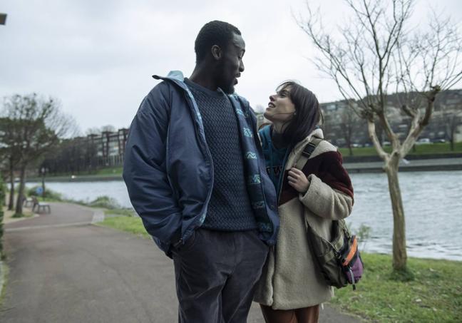 Jone Laspiur y Sambou Diaby en la ribera del Bidasoa en 'La isla de los faisanes'.
