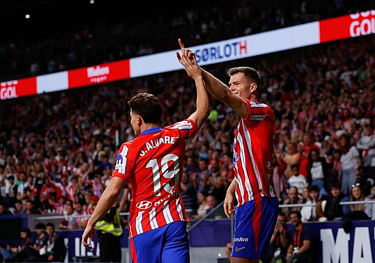 Sorloth y Julián Álvarez celebran el gol de noruego que abrió el marcador.