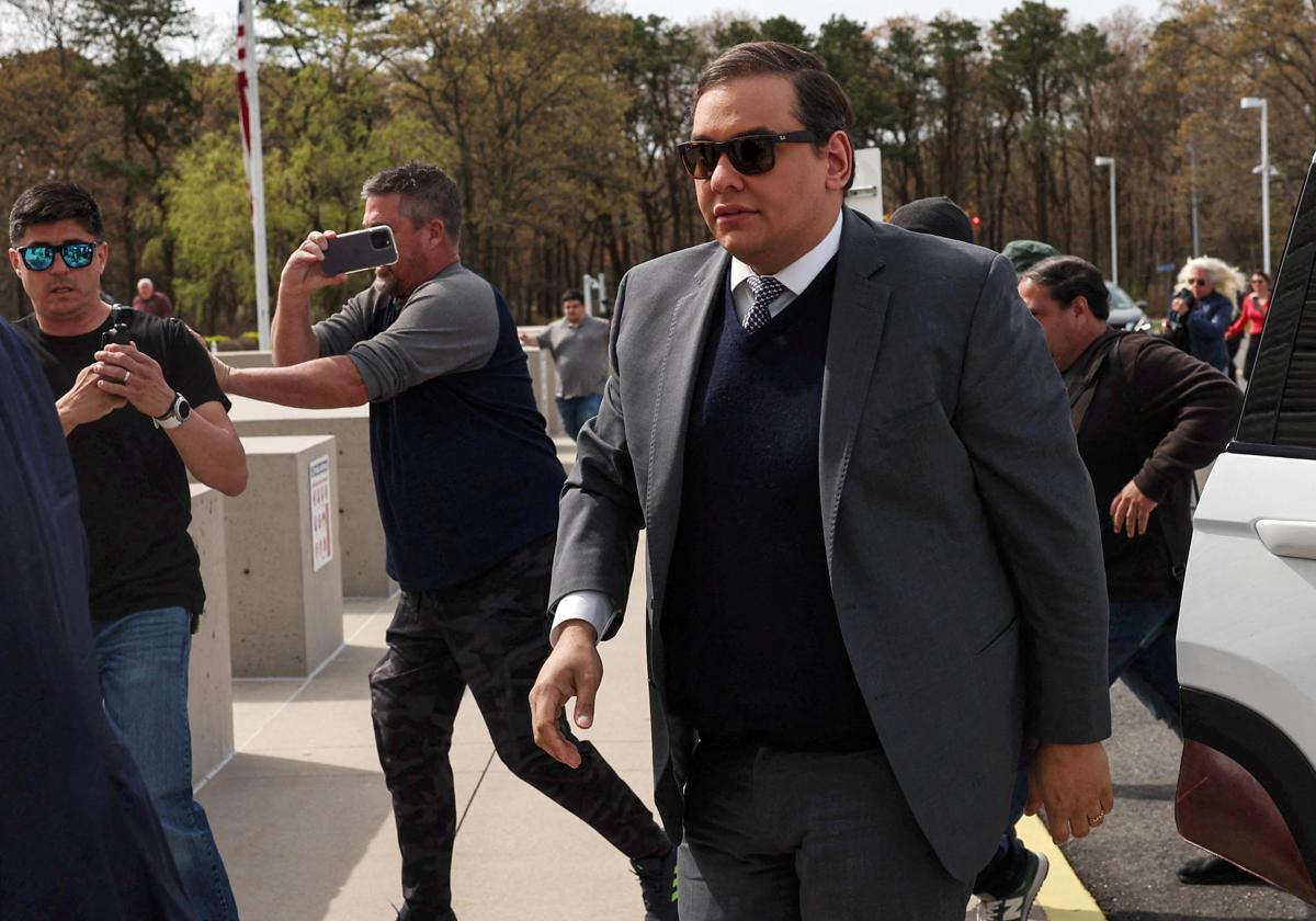 El excongresista de Estados Unidos George Santos es condenado a más de 7 años de cárcel por fraude