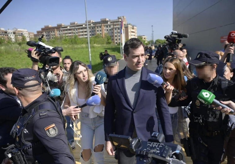 Expectación en los juzgados de badajoz ante la llegada de David Azagra, hermano de Pedro Sánchez, para declarar por segunda vez.