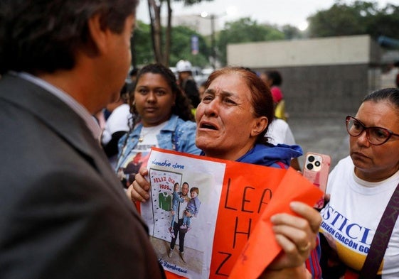 Familias protestan contra la deportación de migrantes de Estados Unidos.