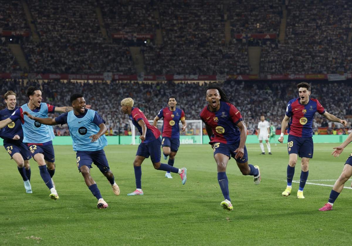 Jules Koundé (centre) celebrates the goal that defeated Real Madrid and gave Barcelona the Cup in extra time.