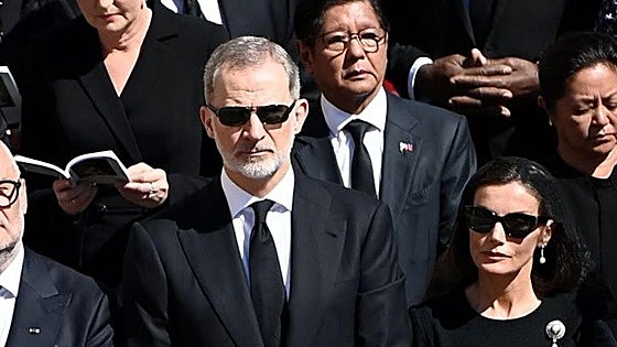 La reina Letizia en el funeral del Papa Francisco: con mantilla y una joya muy especial