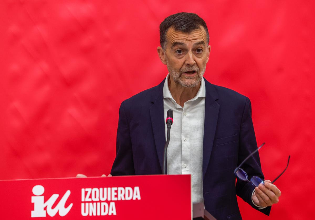 IU pugna por la hegemonía de un espacio político baqueteado por el son de los tambores de guerra