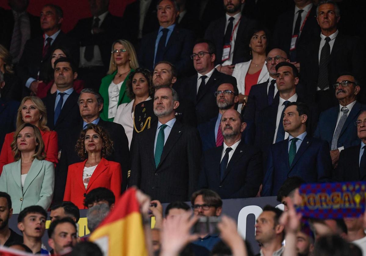 The royal box, with King Felipe, between Vice President María Jesús Montero and FEF President Rafael Louzán.