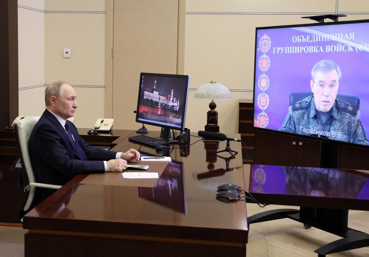 Vladímir Putin escucha el parte del jefe del Estado Mayor ruso, Valeri Guerásimov, sobre la situación en Kursk.