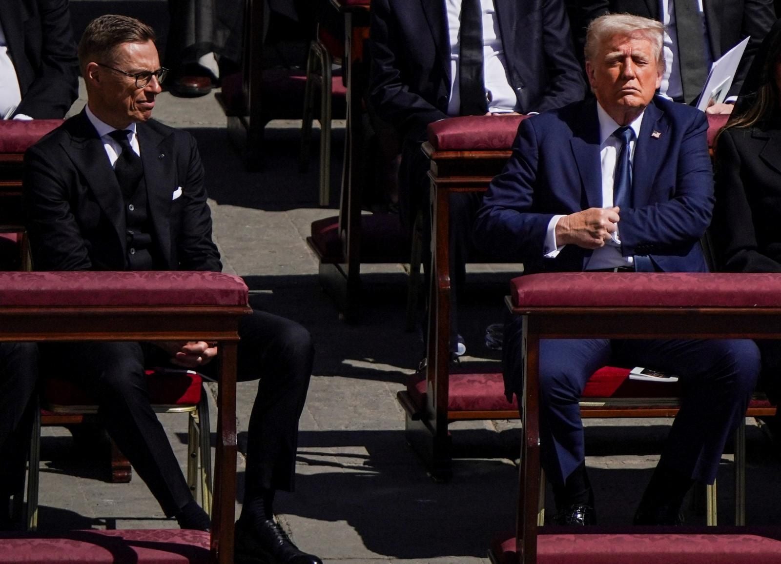 Trump, que ha lucido un traje azul y se ha saltado el protocolo, junto al presidente de Finlandia, Alexander Stubb.