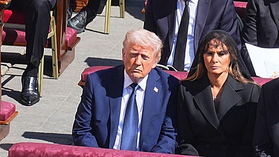 El traje azul de Donald Trump en el funeral del Papa, el contraste más comentado