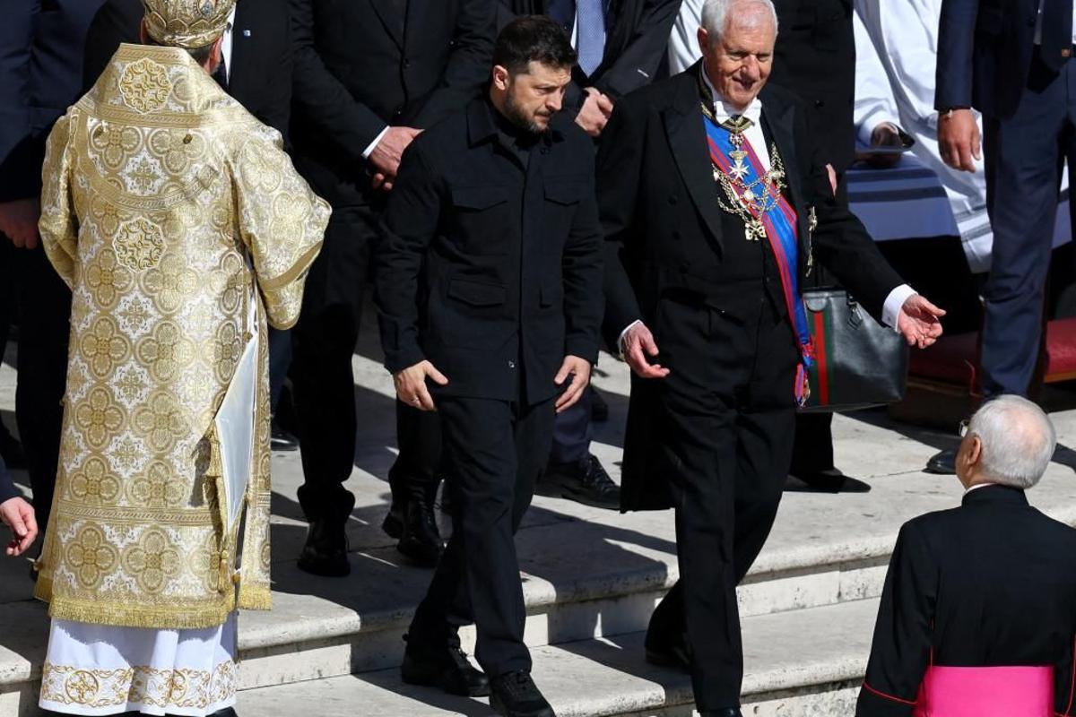Zelenski cambia el verde militar por el negro para cumplir con el protocolo en la despedida del Papa