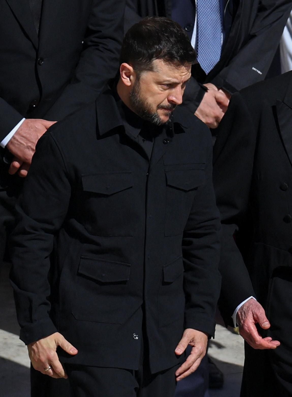 El presidente de Ucrania, Volodymyr Zelenskiy, camina para asistir a la misa