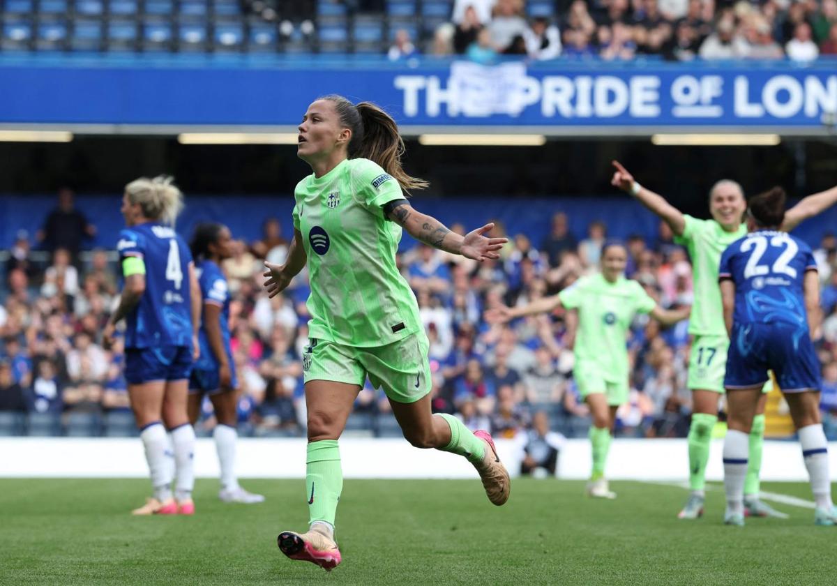 Claudia Pina celebrando su gol en Stamford Bridge
