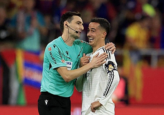 De Burgos Bengoetxea charla con Lucas Vázquez en un momento del partido.