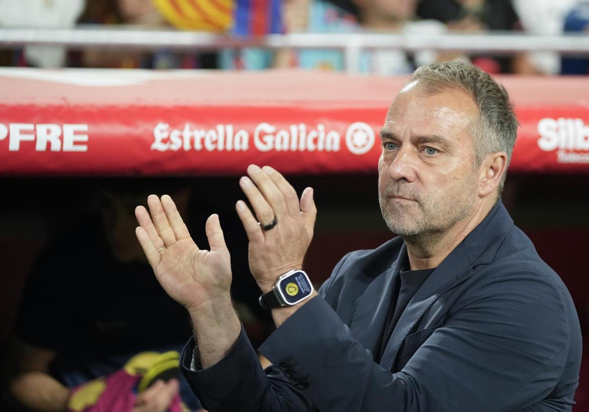 Hansi Flick, técnico del Barça, aplaude a sus jugadores.
