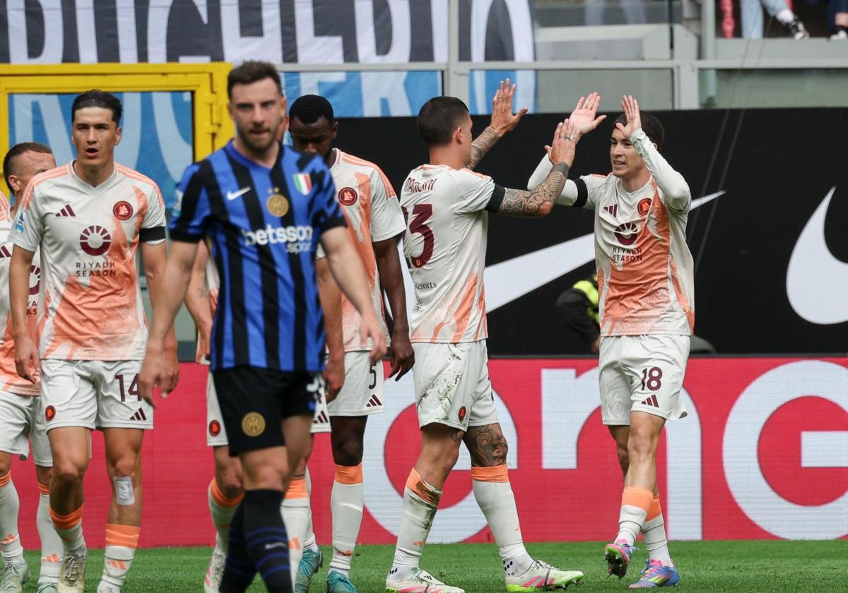 Roma players celebrating their goal against Inter.