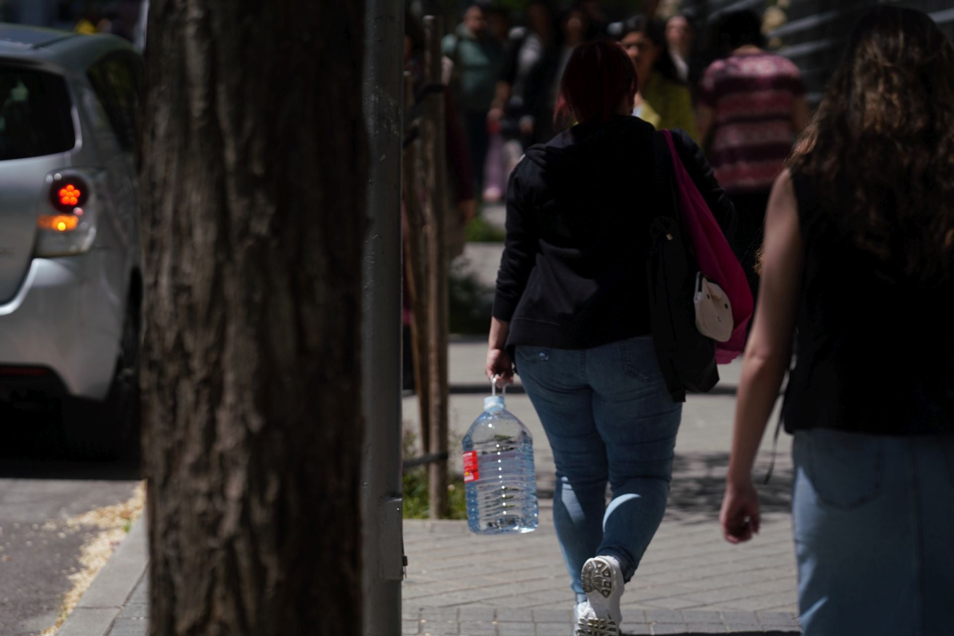 Una mujer lleva una botella de agua