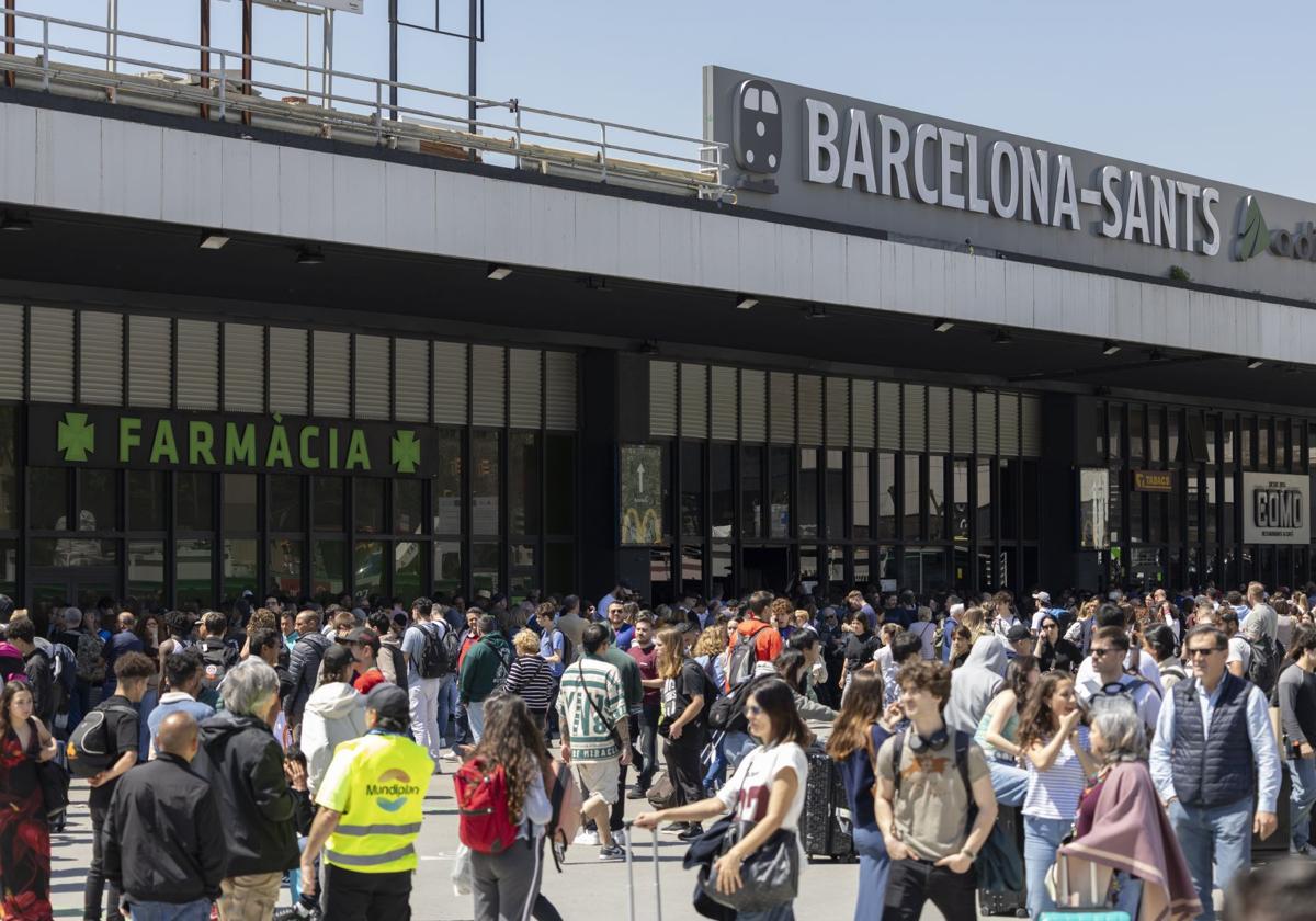 Centenares de personas ante la estación de tren de Barcelona después de que se haya suspendido el tráfico ferroviario