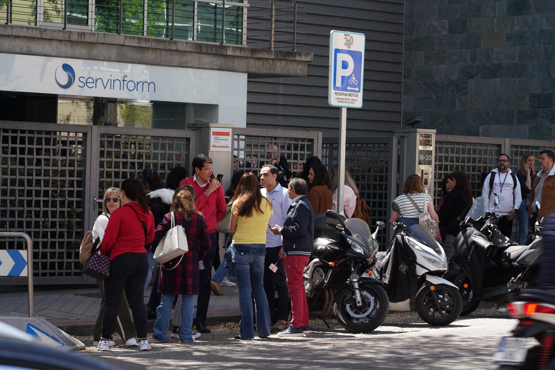 La gente sale a la calle después de que se haya ido la luz en toda España