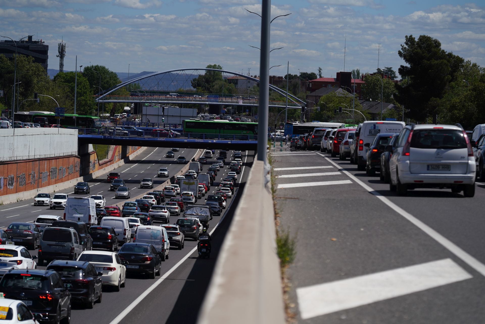 Las carreteras atascadas como consecuencia del apagón nacional