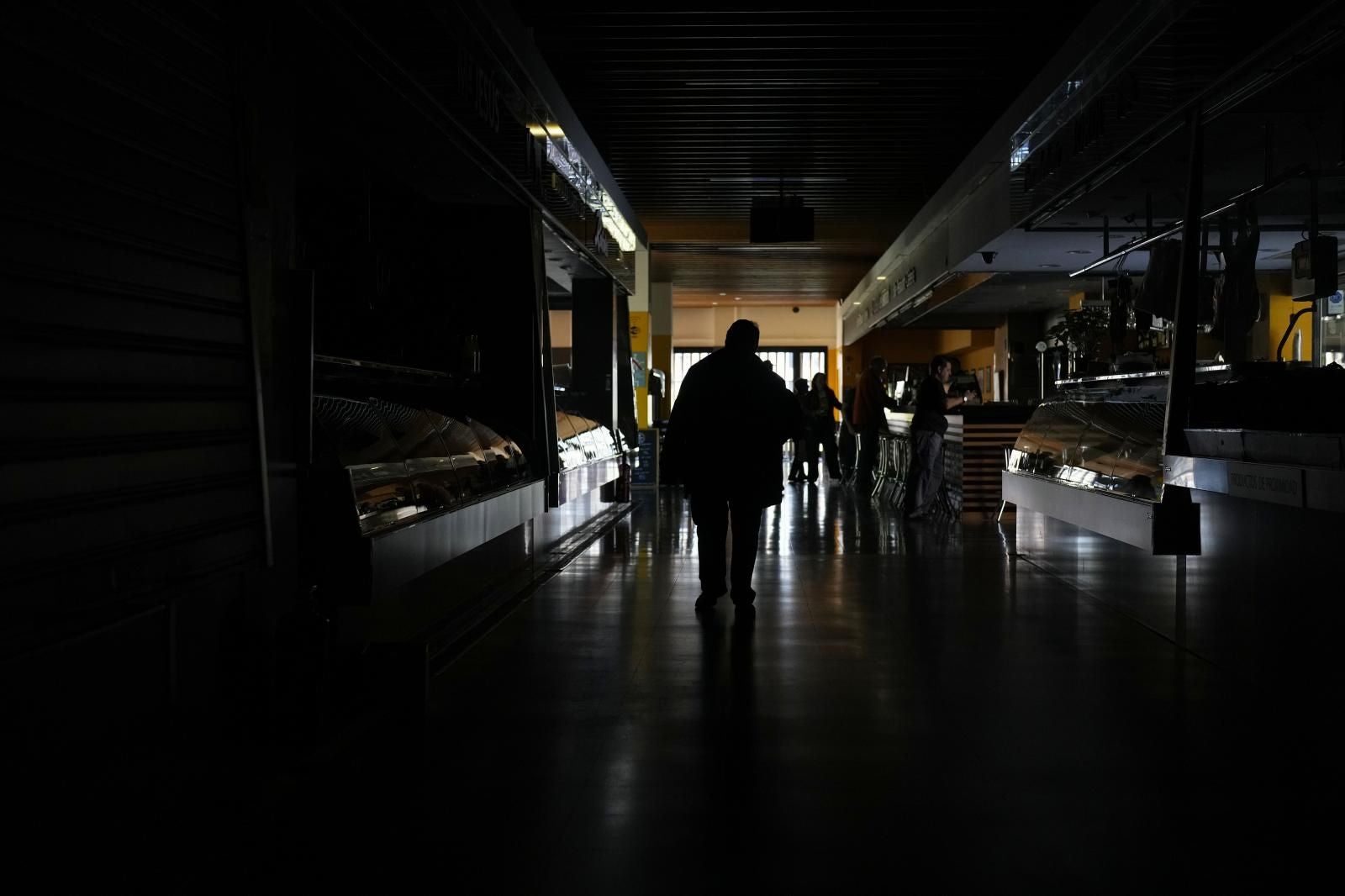 El mercado de Guinardo, en Barcelona, con las luces apagadas por culpa del apagón eléctrico