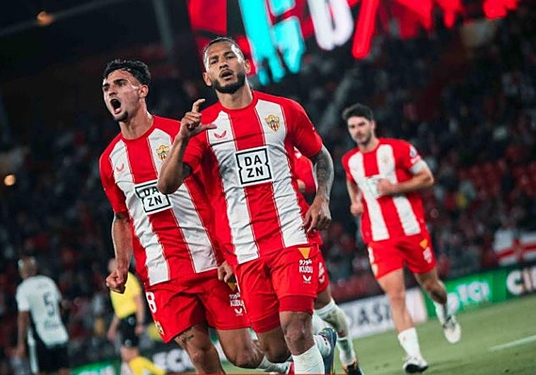 Luis Suárez mantiene la aspiración al playoff del Almería y desciende al Ferrol