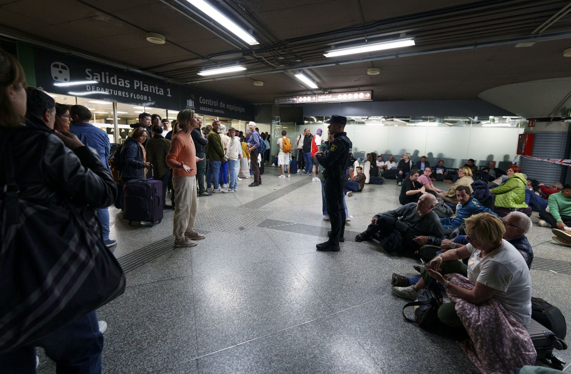 Los usuarios de la estación de trenes de Atocha en Madrid. 