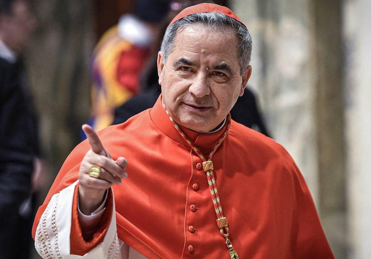 El cardenal Becciu desactiva la polémica en la elección del próximo Papa al renunciar a participar en el cónclave