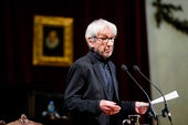 El actor José Sacristán leyendo en la RAE el discurso de ingreso de Antonio Machado que el poeta jamás pudo leer