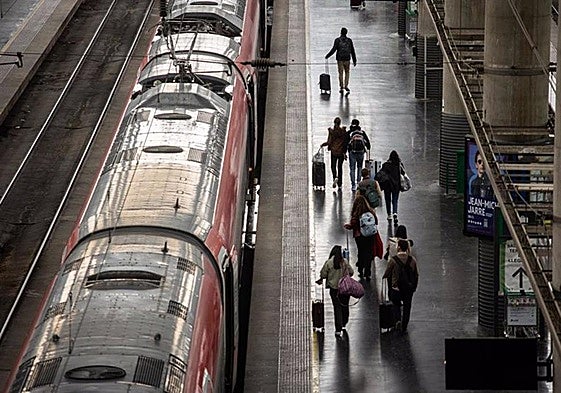 Viajeros en la estación de trenes de Atocha (Madrid).
