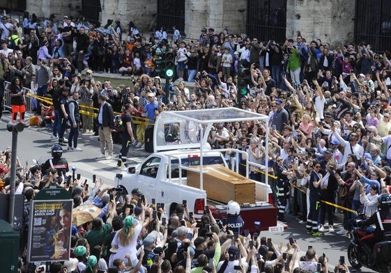 Cientos de personas durante el cortejo fúnebre del Papa, a 26 de abril de 2025, en Roma (Italia).