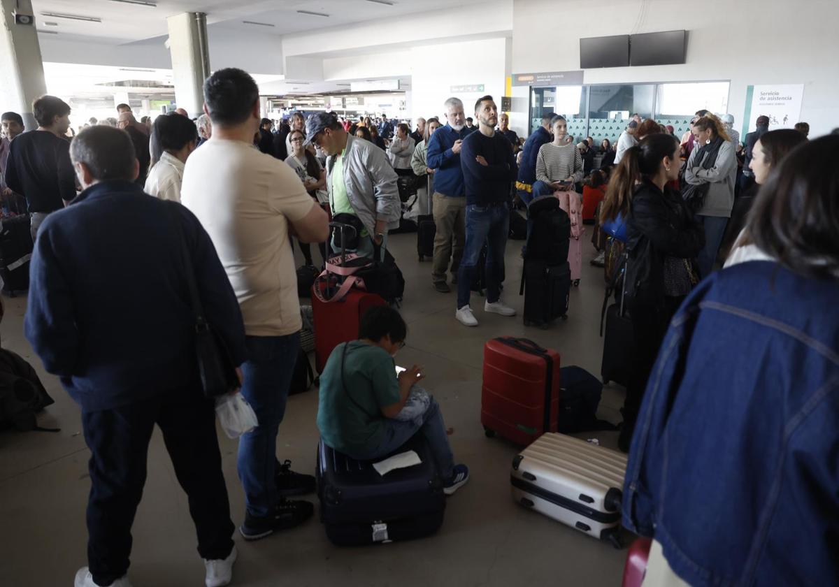 Pasajeros en una estación de tren por el apagón eléctrico