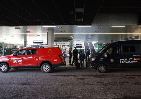 Efectivos de la UME y de la Policía Nacional, en la estación de Chamartín de Madrid.