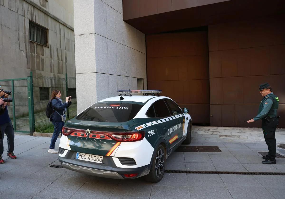 La jueza ordena el ingreso en prisión del matrimonio que retuvo a sus hijos en casa durante casi cuatro años en Oviedo