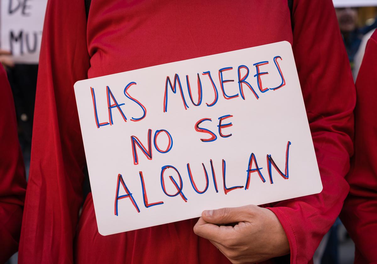 El Gobierno regula la inscripción de los bebés por gestación subrogada